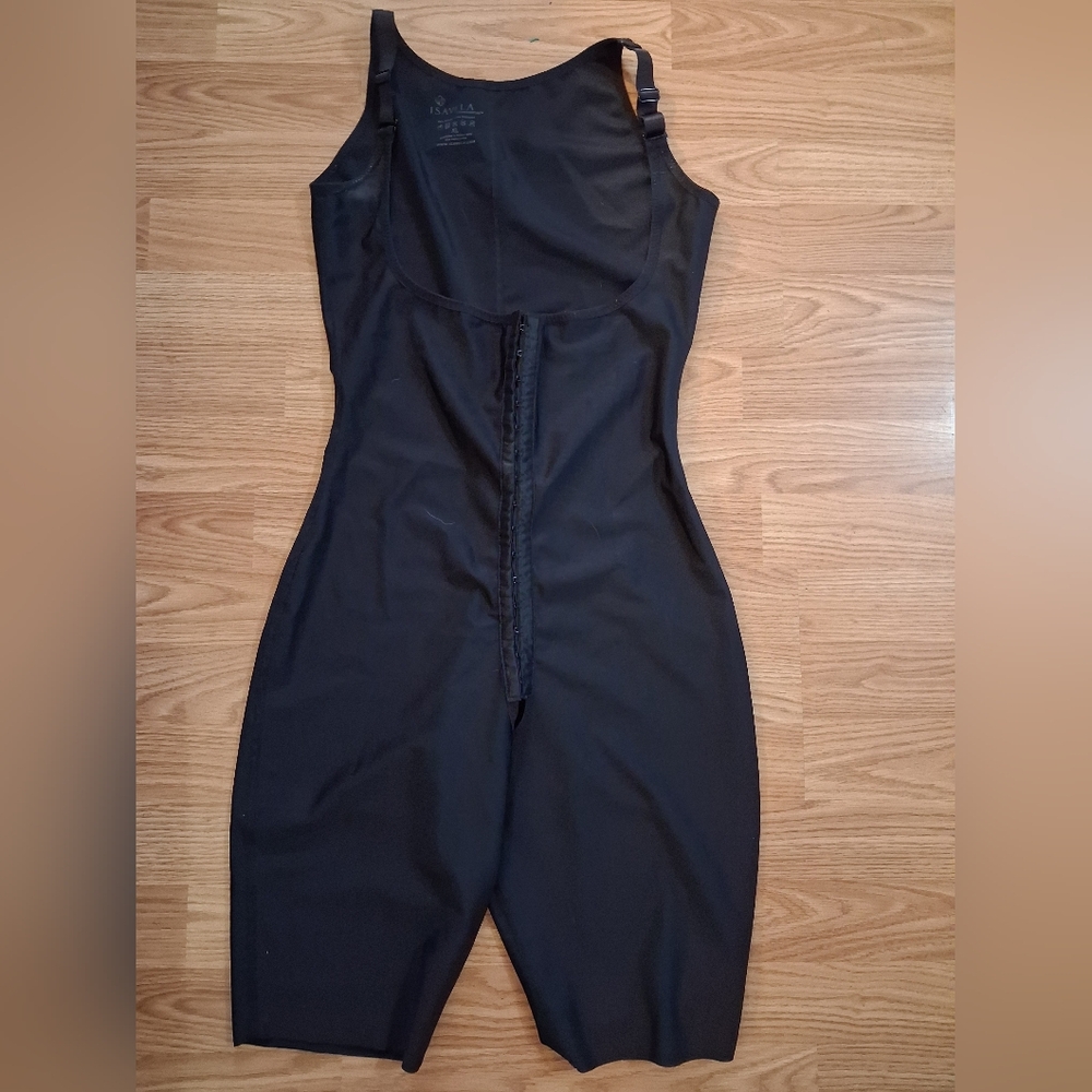 ISAVELA COMPREXXWER.  Womens 1 Piecd Compression Wear.   Size XL.   Black